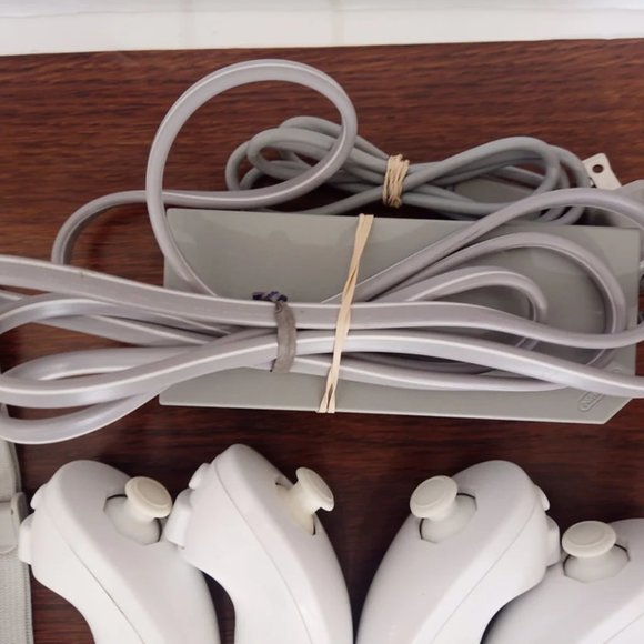 Nintendo Wii Console Complete System Bundle With 4 Controllers & 4 Nunchuck - Picture 5 of 7